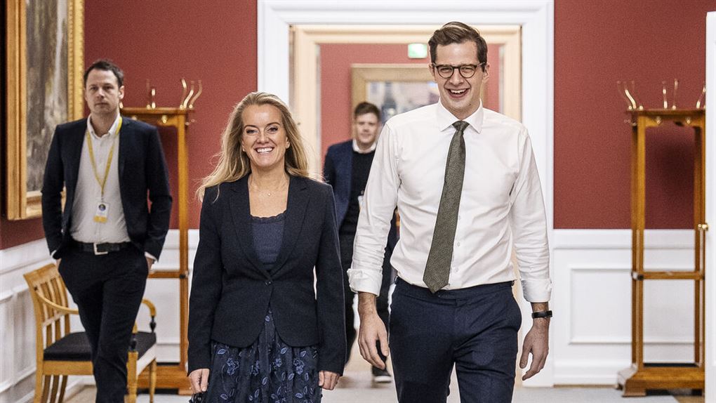to glade personer kommer gående