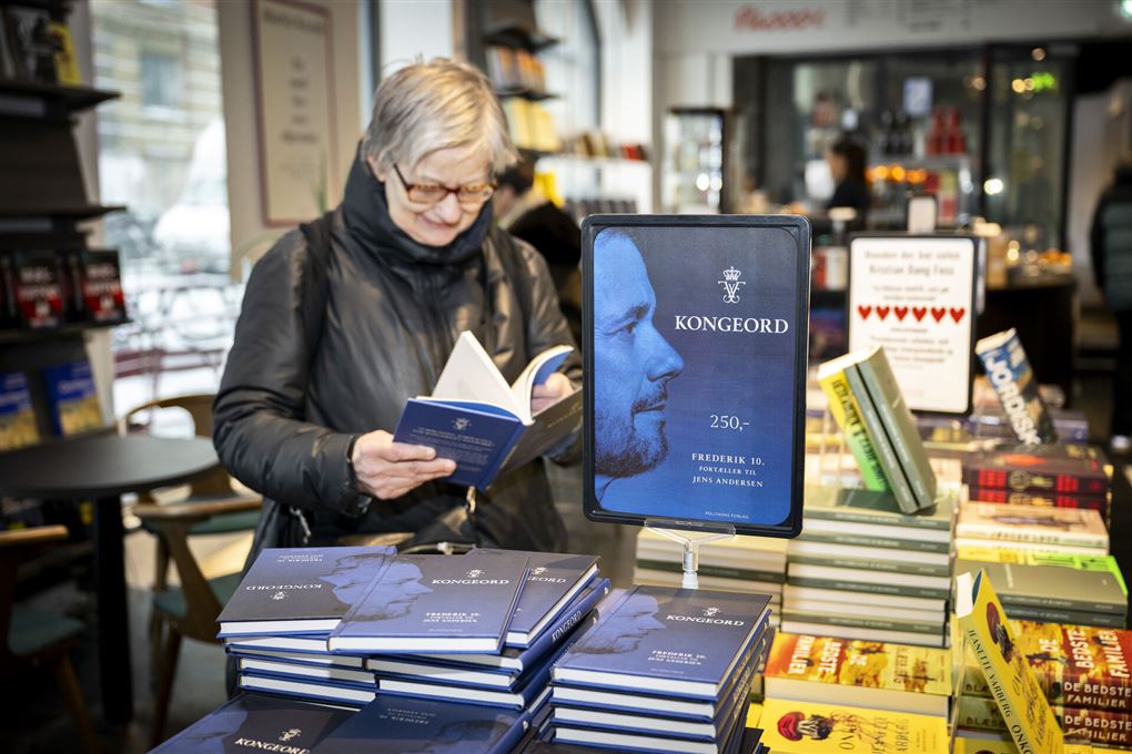 en person kigger i en bog