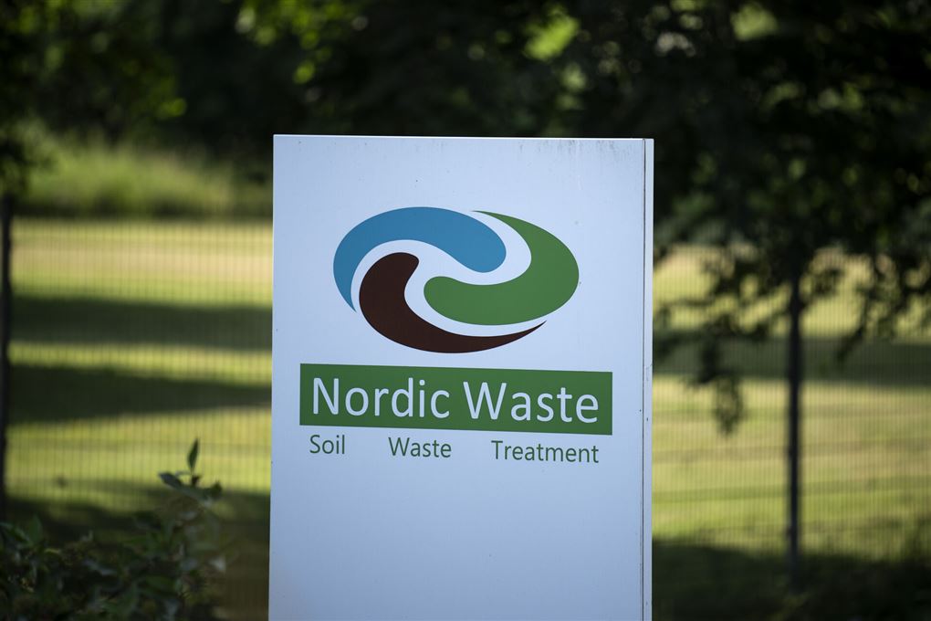 skilt foran virksomhed