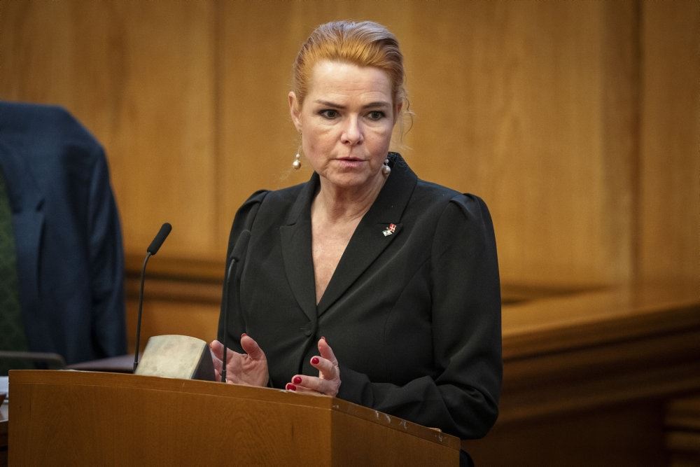 en kvinde på en talerstol