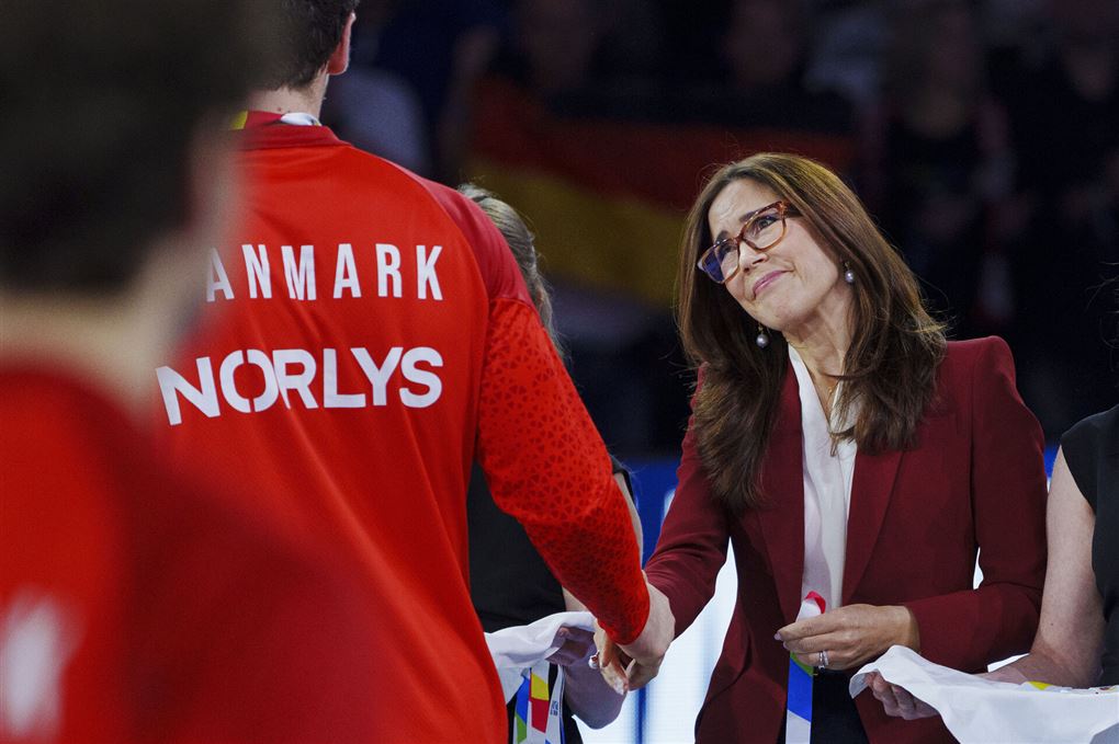 Mary smiler opmuntrende til en spiller som hun giver hånd