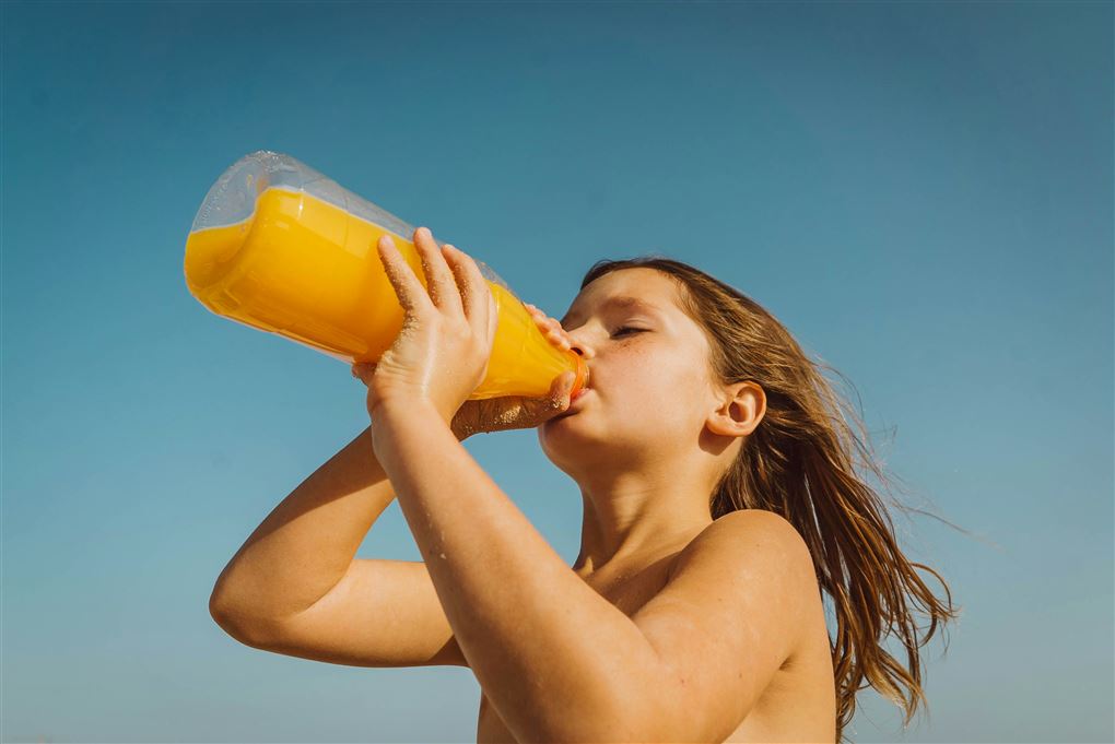 et barn drikker juice
