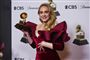 Adele med en Grammy i hånden