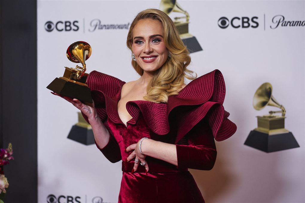 Adele med en Grammy i hånden