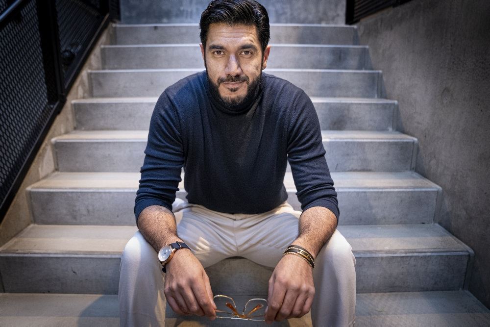 Afshin Firouzi på en trappe