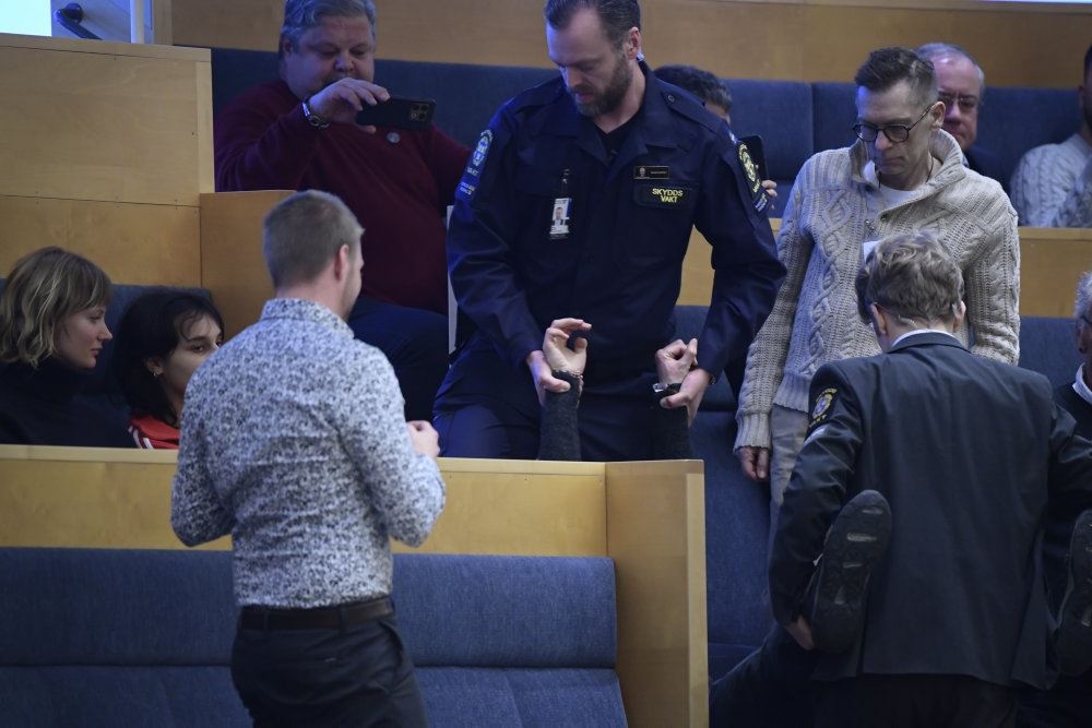 Demonstrant slæbes væk