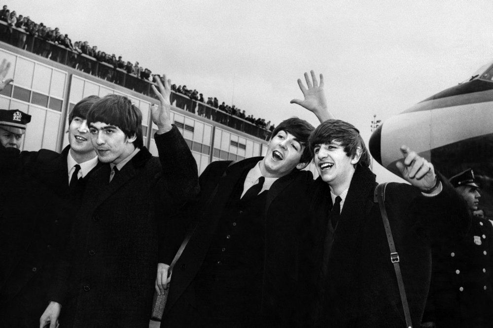 De fire medlemmer af The Beatles i sort hvid.