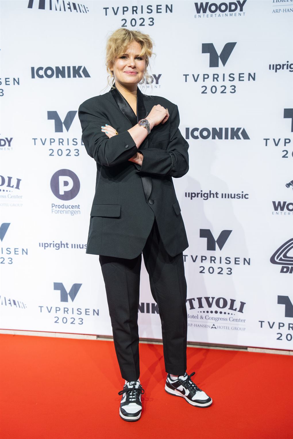 Sofie Linde i sort jakkesæt og friske krøller.