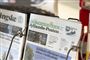 Jyllands Posten står ved siden af Berlingske i et avisstativ.