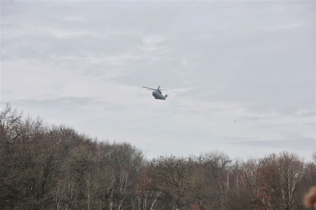 en helikopter i luften