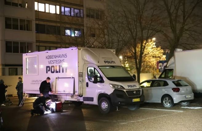 politikøretøj holder ved boligblok