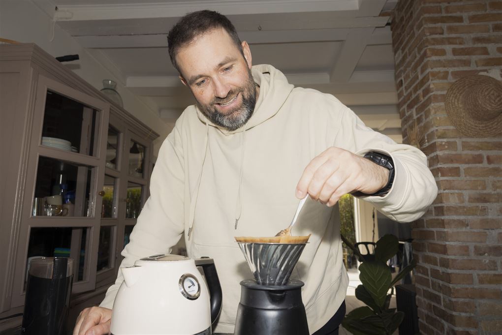 Mikkel Kryger Rasmussen laver morgenkaffe.