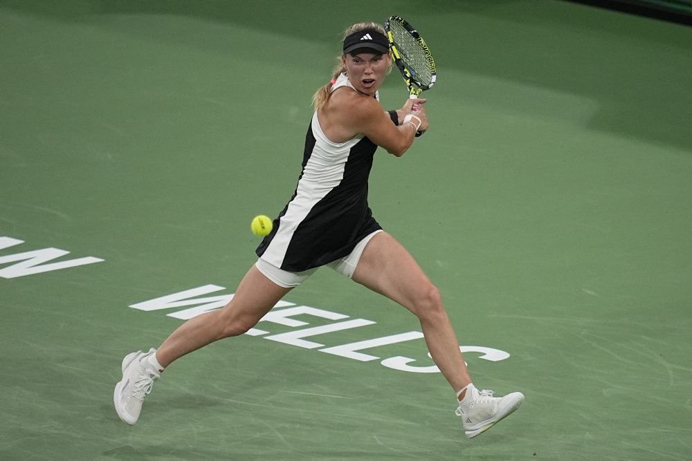 Kvinde på tennisbane