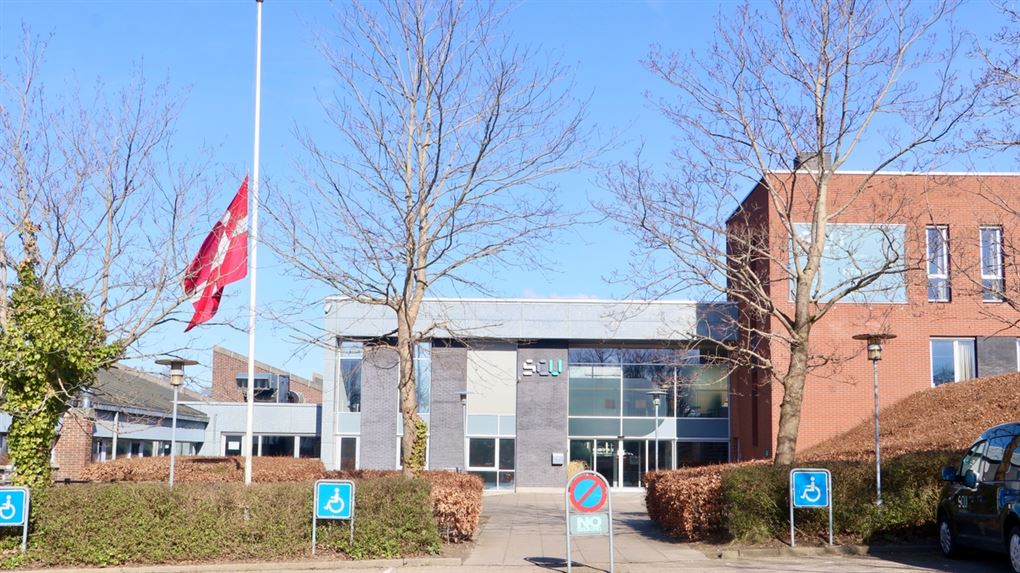 En skole med et flaget på halv