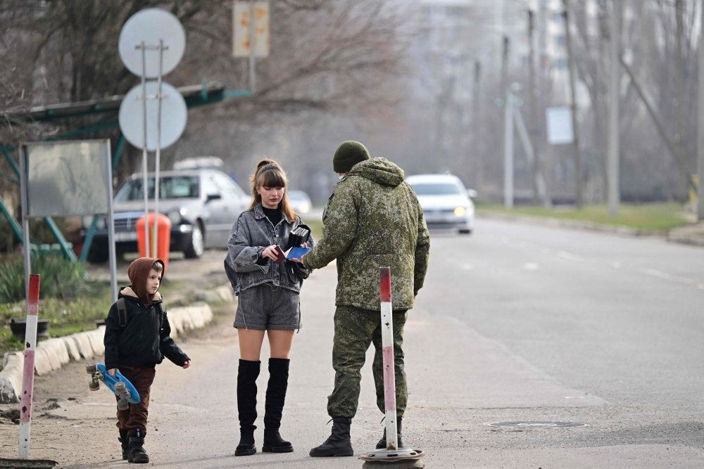 militærfolk på gade