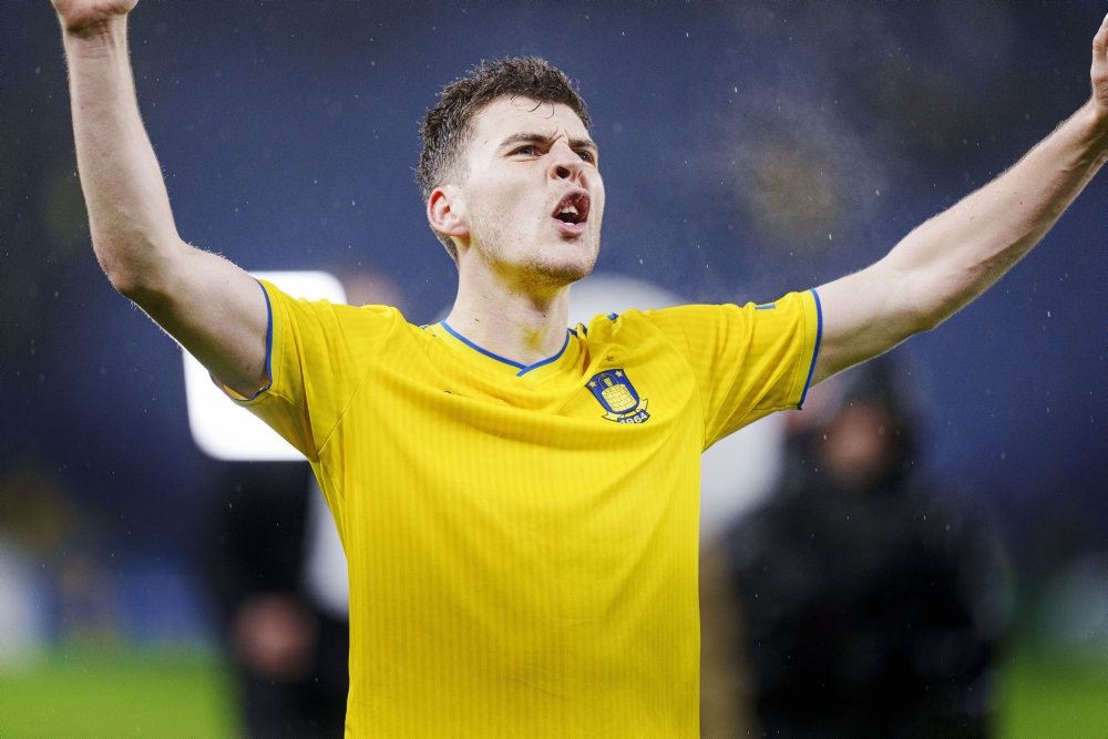 fodboldspiller på banen