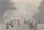 Bilister og cyklistrer i smog
