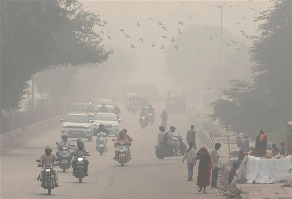 Bilister og cyklistrer i smog