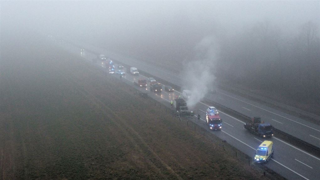 En rygende bil og kø på motorvejen