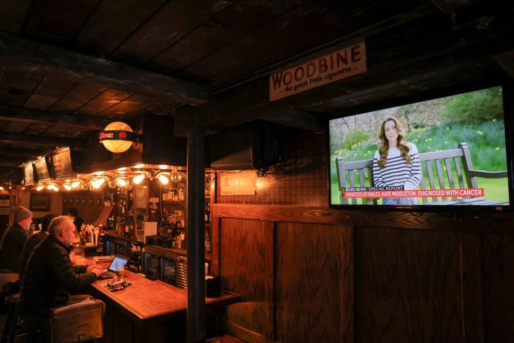 en tv-skærm på en bar