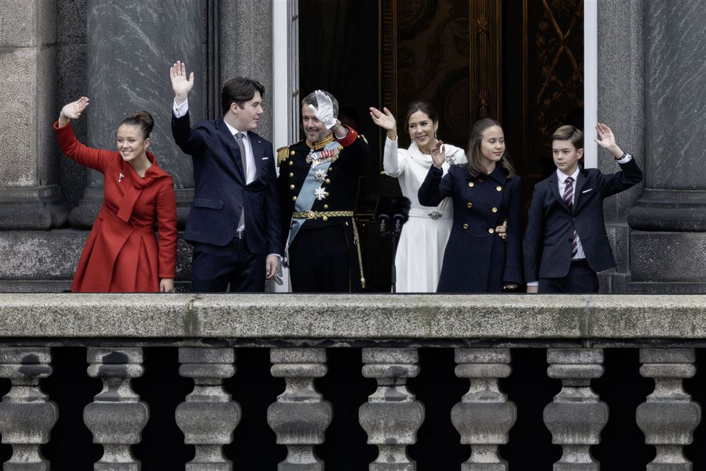 Den kongelige familie på balkonen