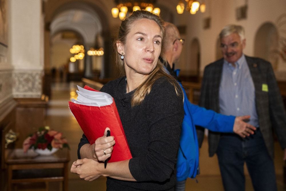 en kvinde med mapper i armene