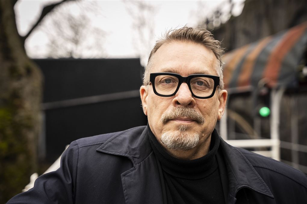 Nærbillede af Thomas Eje med et par briller med kraftigt sort stel.
