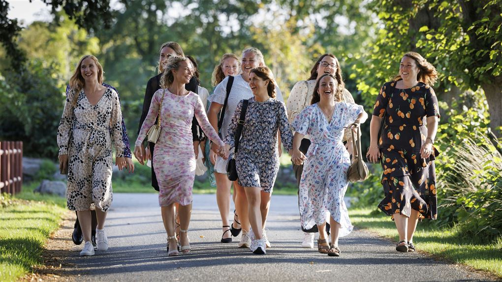 En gruppe piger på en vej