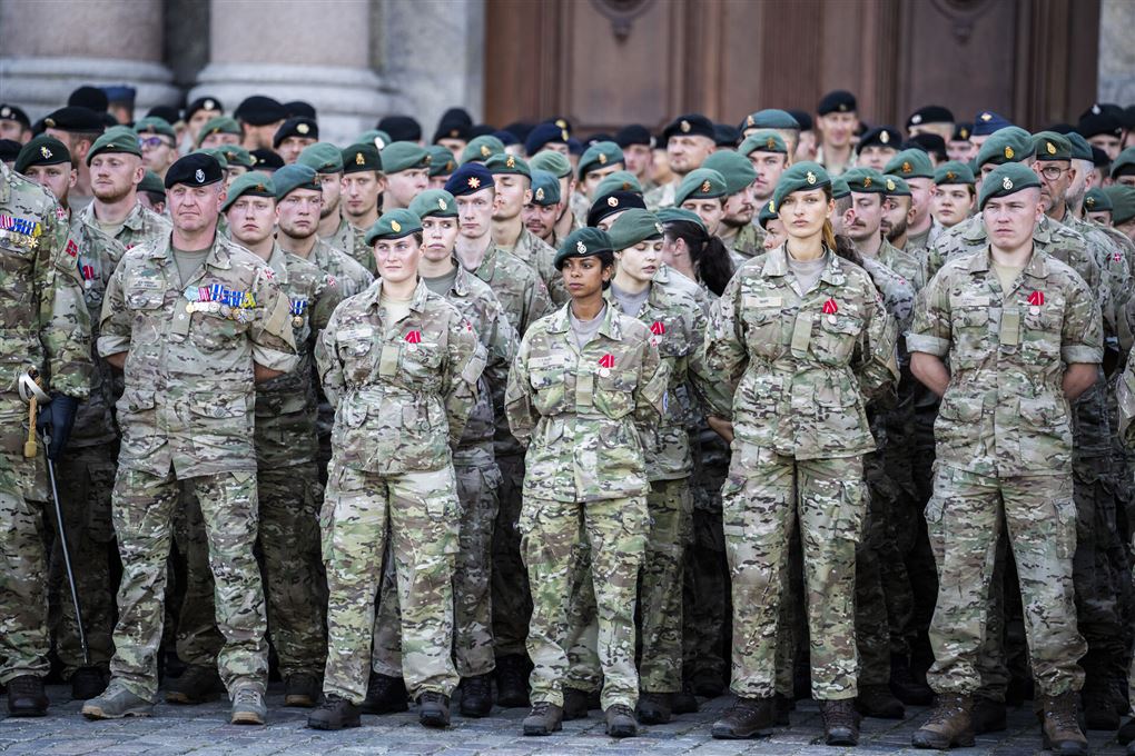 kvindelige soldater sammen med mandlige dittoer