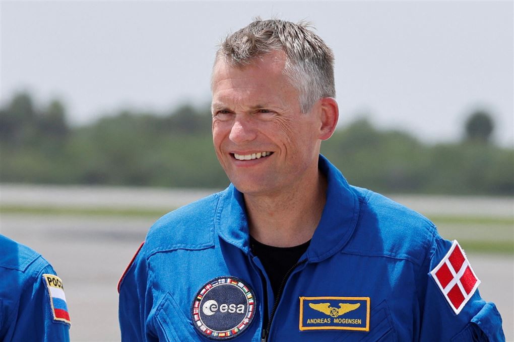 Andreas Mogensen i solskin og blå NASA-dragt.
