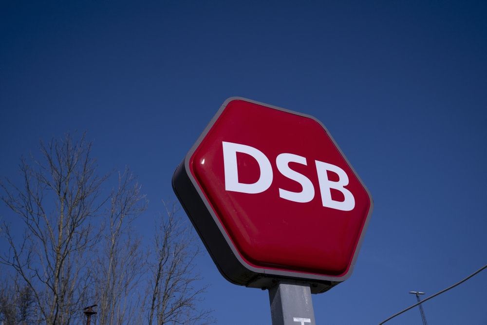 et skilt med et DSB-logo