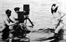 Fotograf filmer kvinde i havet