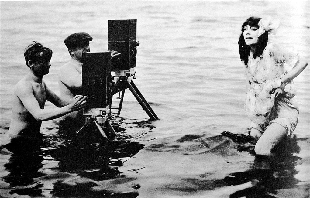Fotograf filmer kvinde i havet