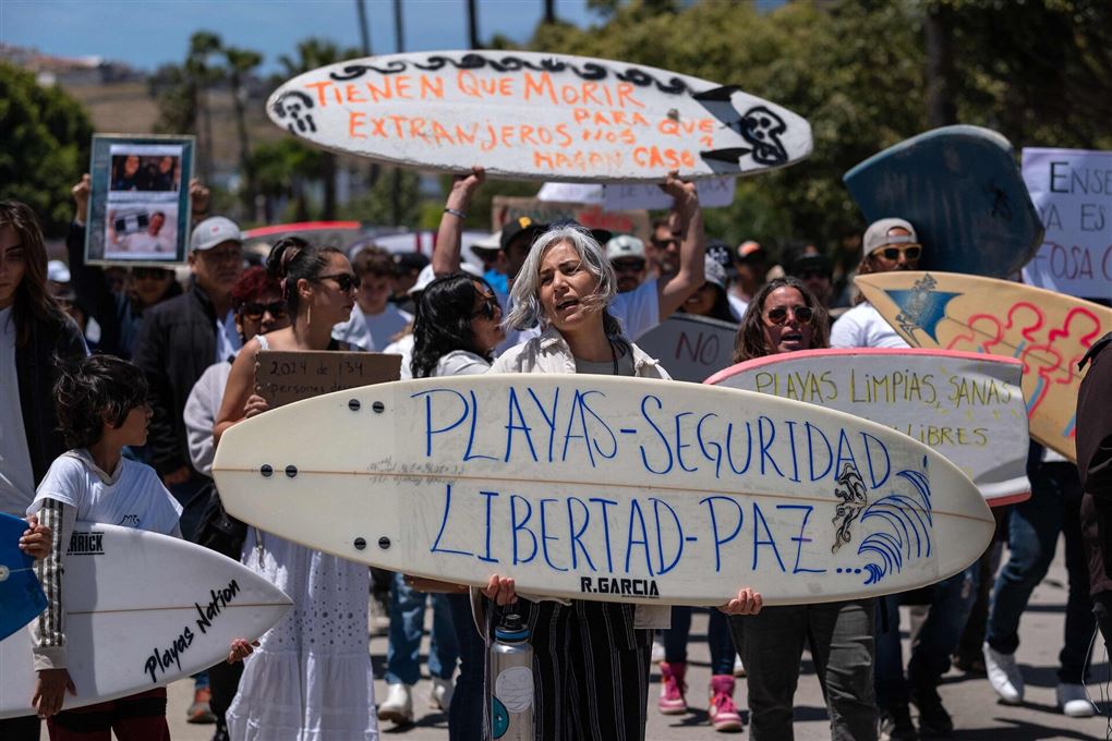 Demonstranter med surfboards