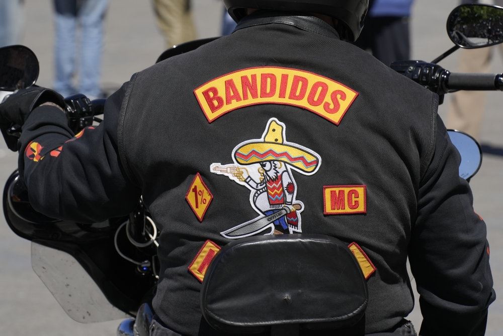 Et Bandidos medlem set fra ryggen med rygmærke på