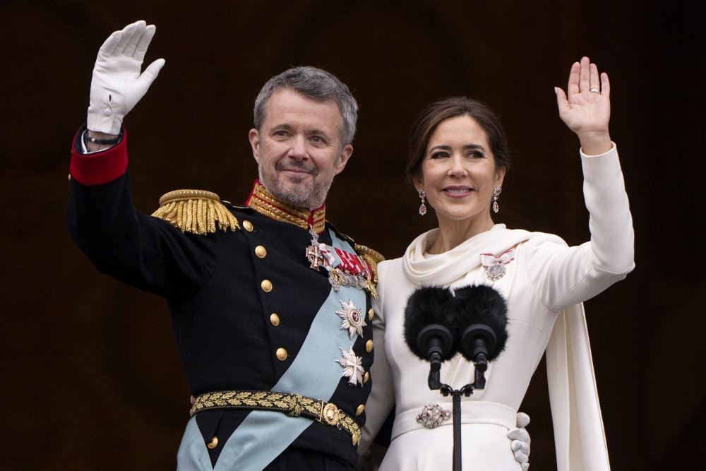 Kong Frederik og dronning Mary vinker på en balkon.