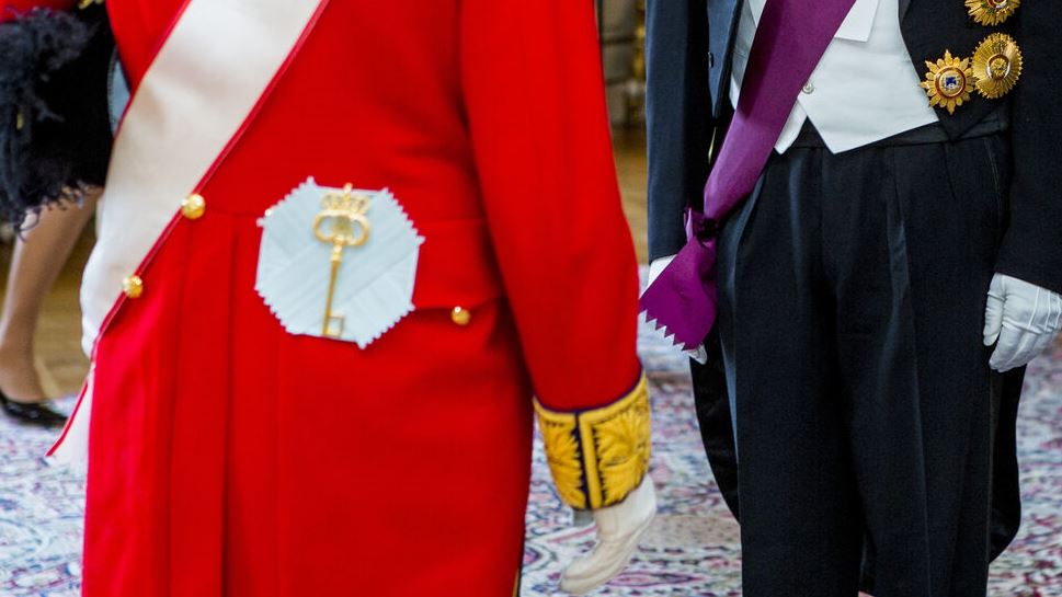 Kammerherre nøglen på bagsiden af en rød jakke.