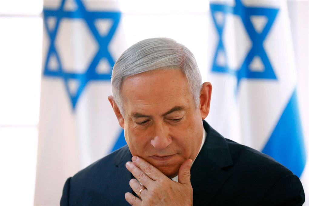 Benjamin Netanyahu foran det israelske flag