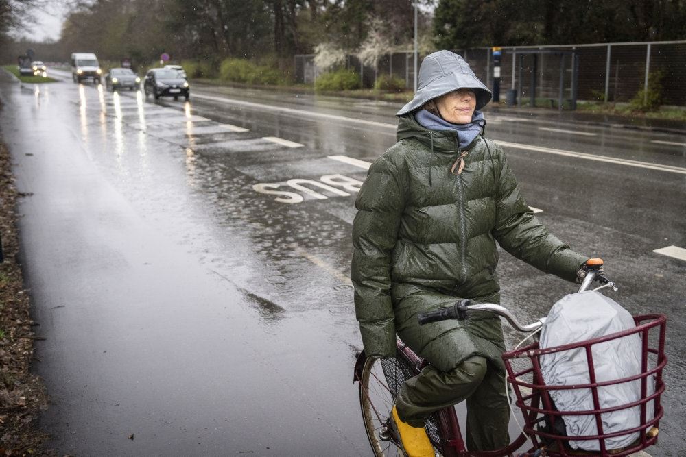 Cyklist på regnvåd vej