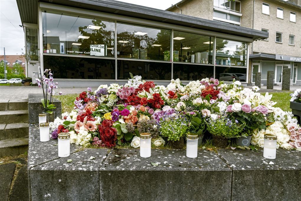 blomster lagt på gaden