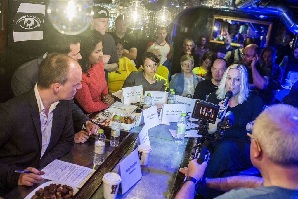 mange forsamlet på en bar