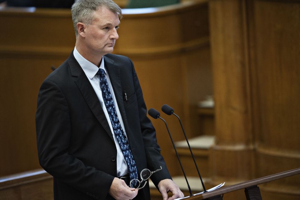 en høj mand i Folketingssalen