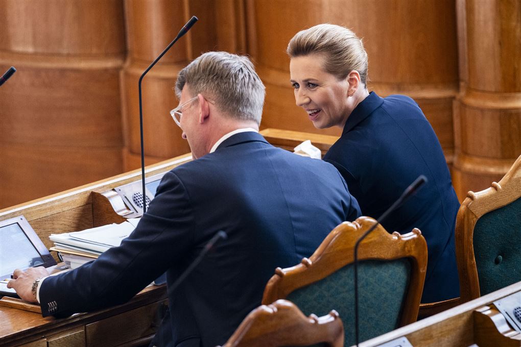 to personer snakker og griner