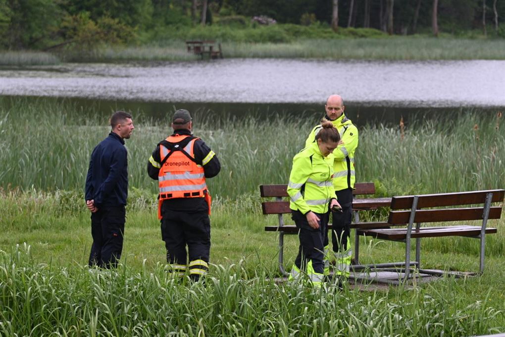 Redningsfolk ved søen