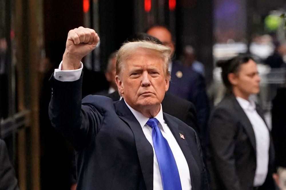 trump knytter næven