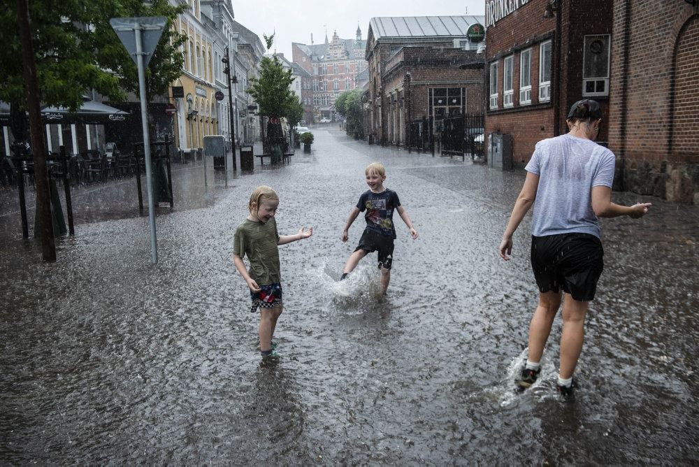 drenge leger i oversvømmet gade