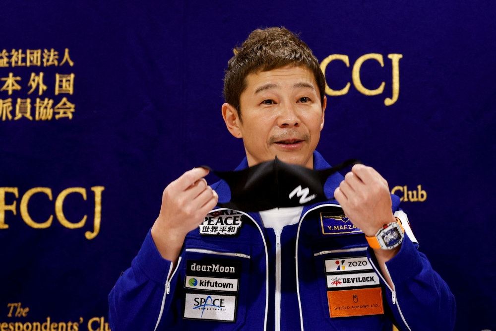 Yusaku Maezawa på et pressemøde