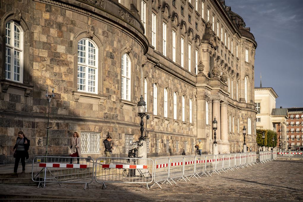 Foran Christiansborg.