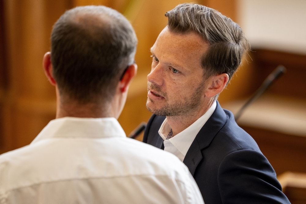 politikere i samtale i Folketinget