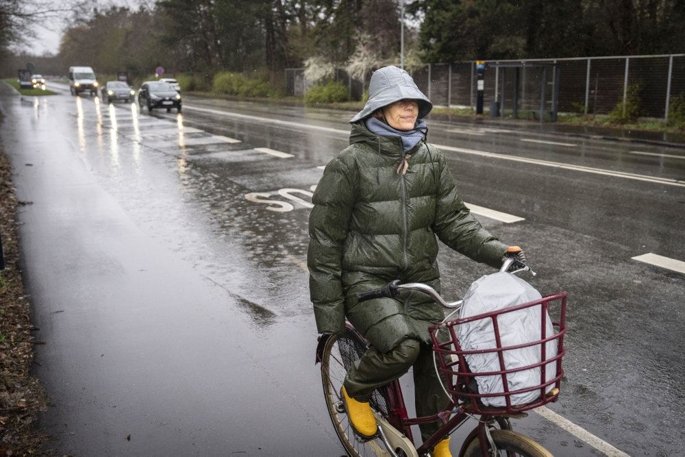 en cyklist i regnvejr